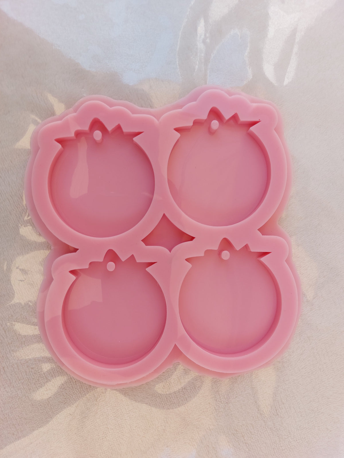 This silicone mold is suitable for casting resin, wax, or ceramic. Each cavity is designed in the shape of a strawberry. This mold is ideal for making keychains, earrings, ornaments, or accessories.