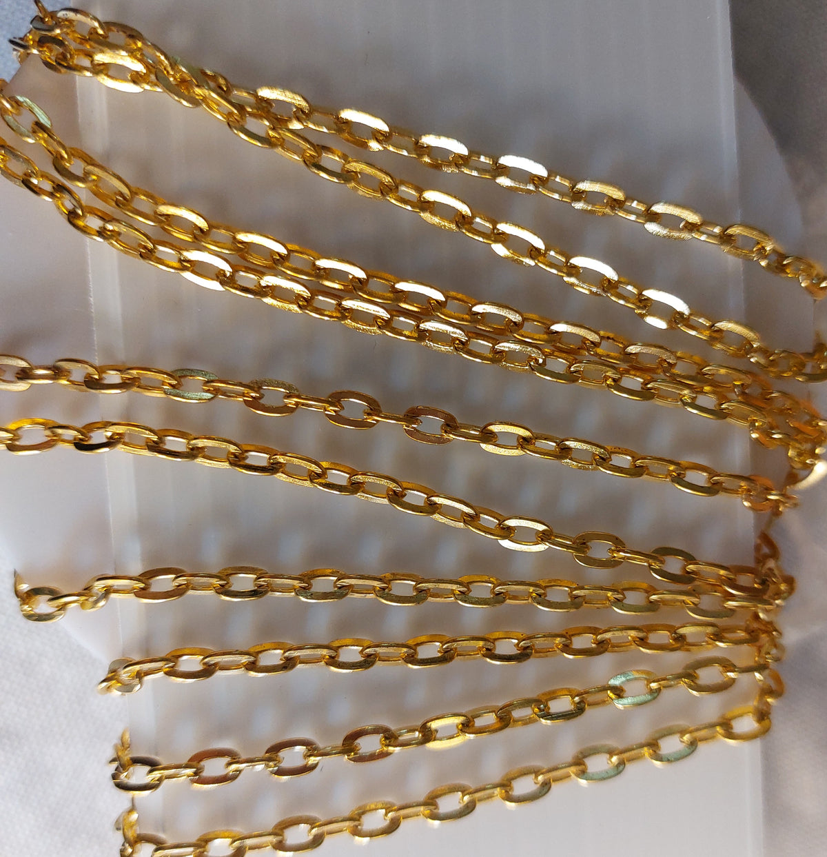 An extended metal chain used as a basic accessory in handicrafts, jewelry making, and decorating items such as resin medals and bags