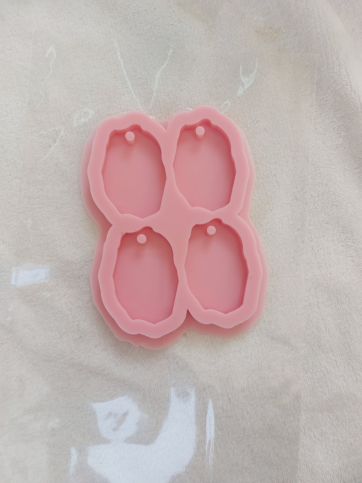 This silicone mold has four cavities and is designed for crafts, resin casting, wax casting, and pottery. It is used in making keychains and pendants. size 6*4cm