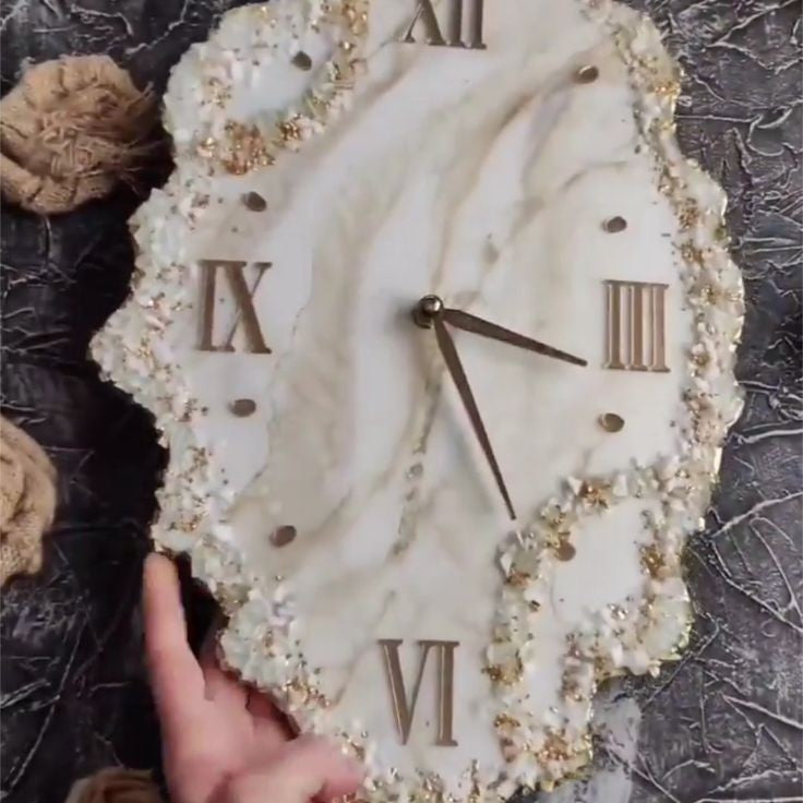 An organically and irregularly designed wooden base, mimicking the natural lines of geodes and gemstones, is intended for arts and crafts