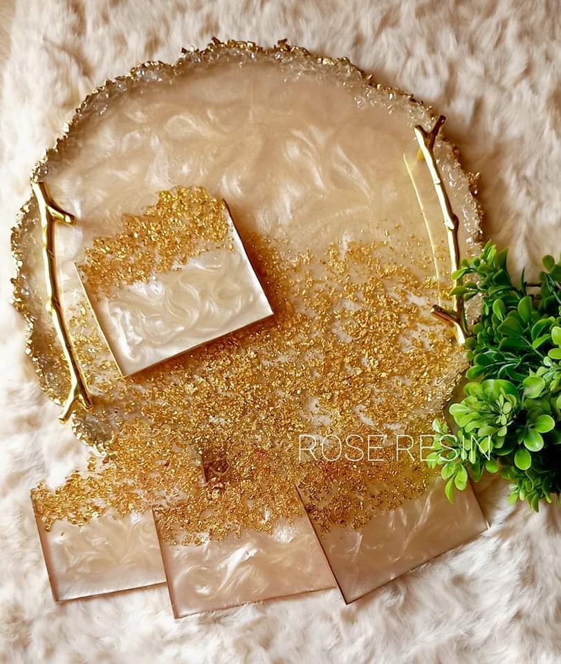 A round mold with an irregular, wavy outer frame, used for casting resin or plaster or pottery to create serving trays or decorative bases. The mold is symmetrical with a diameter of 32 cm and a depth of 1 cm.