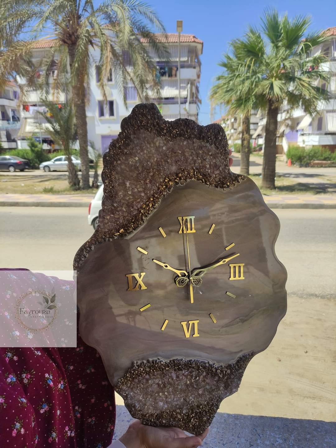 An organically and irregularly designed wooden base, mimicking the natural lines of geodes and gemstones, is intended for arts and crafts