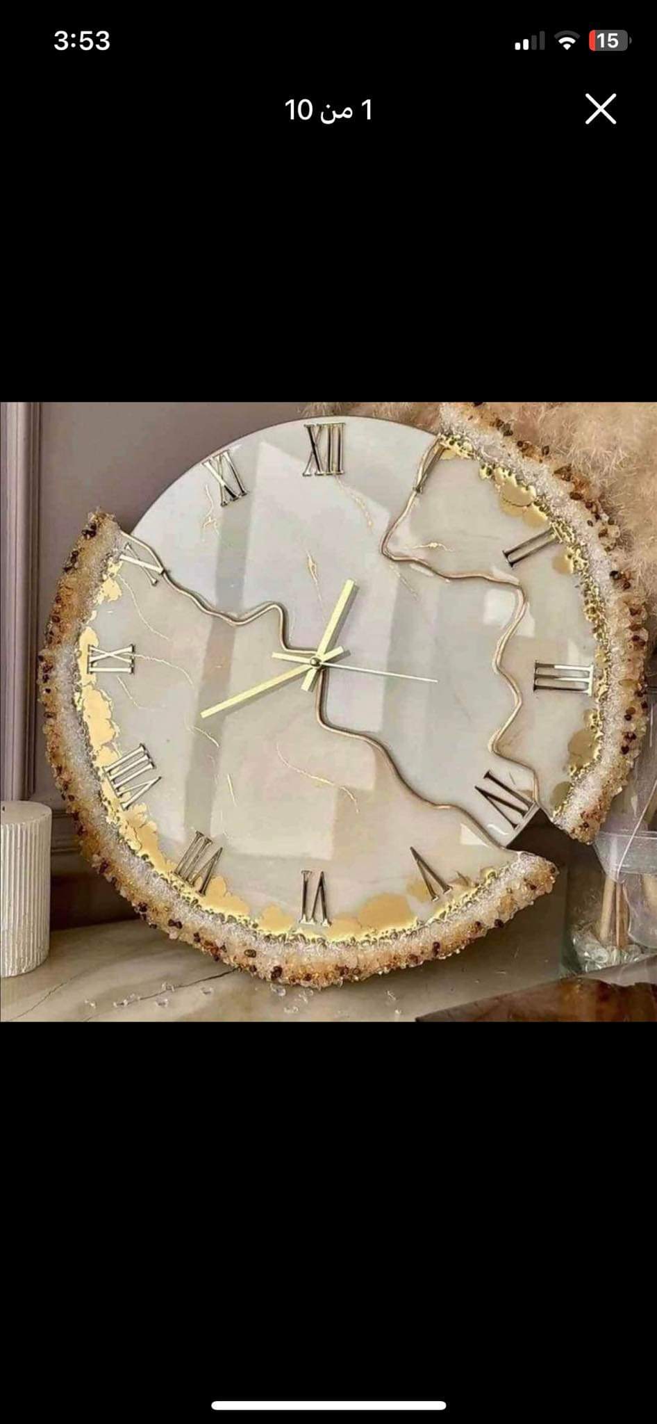 An innovative wooden base that combines in its design the regular circular shape and random natural lines, and is intended for artistic and craft projects.