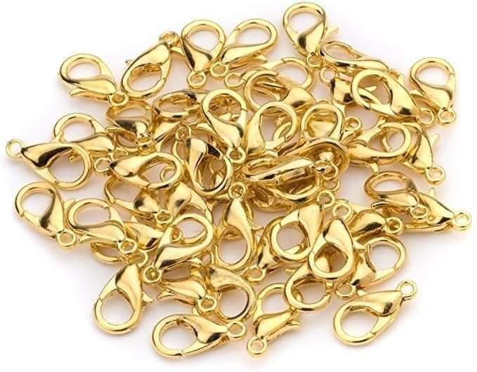 مجموعة من المشابك المعدنية، التي تعد من أهم القطع في صناعة المجوهرات والإكسسوارات، تُستخدم على نطاق واسع لتثبيت السلاسل والمعلقات وقطع الراتنج لسهولة الفتح والإغلاق.