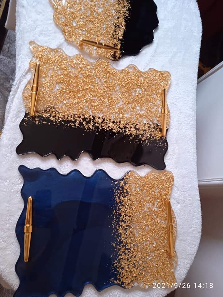 قالب سيليكون مستطيل بحواف مموجة وغير منتظمة، يستخدم عادة لصنع الصواني والحرف اليدوية مثل صب الراتنج أو الجبس أو الفخار. الأبعاد: 43*30 سم، العمق: 8 ملم