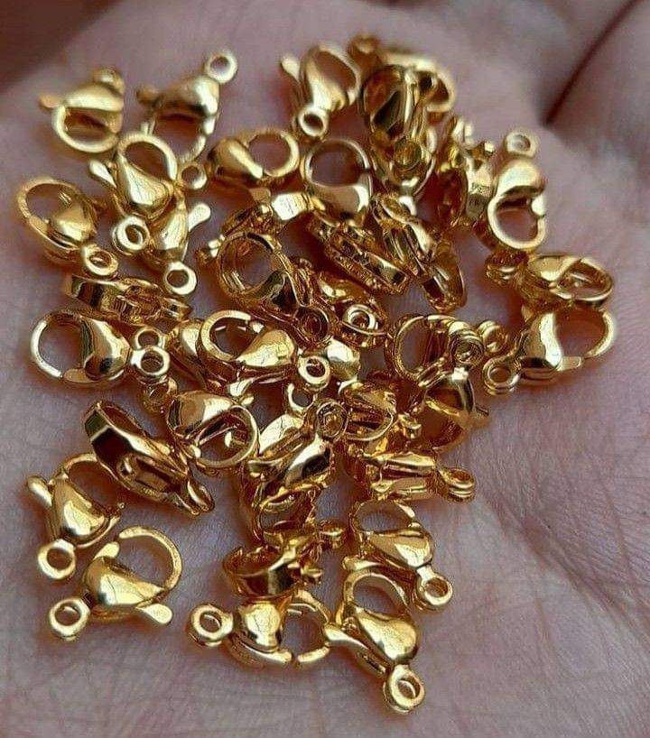 مجموعة من المشابك المعدنية، التي تعد من أهم القطع في صناعة المجوهرات والإكسسوارات، تُستخدم على نطاق واسع لتثبيت السلاسل والمعلقات وقطع الراتنج لسهولة الفتح والإغلاق.
