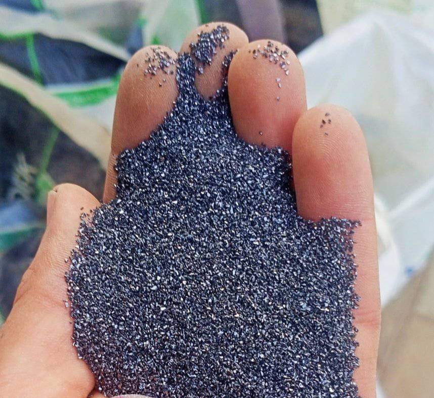 الحجارة والزجاج المكسور