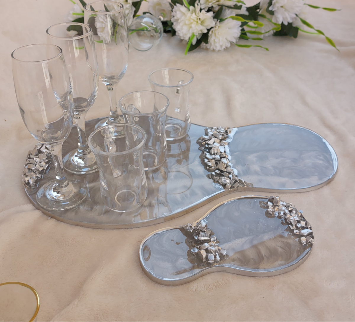 This irregularly shaped, pear-shaped silicone mold is ideal for crafting and making serving trays. The mold features a streamlined design. Overall length: 42 cm. Width of the widest part: 26 cm. Width of the narrowest part: 16 cm. Depth: 8 mm.