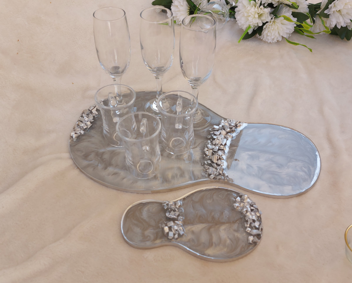 This irregularly shaped, pear-shaped silicone mold is ideal for crafting and making serving trays. The mold features a streamlined design. Overall length: 42 cm. Width of the widest part: 26 cm. Width of the narrowest part: 16 cm. Depth: 8 mm.