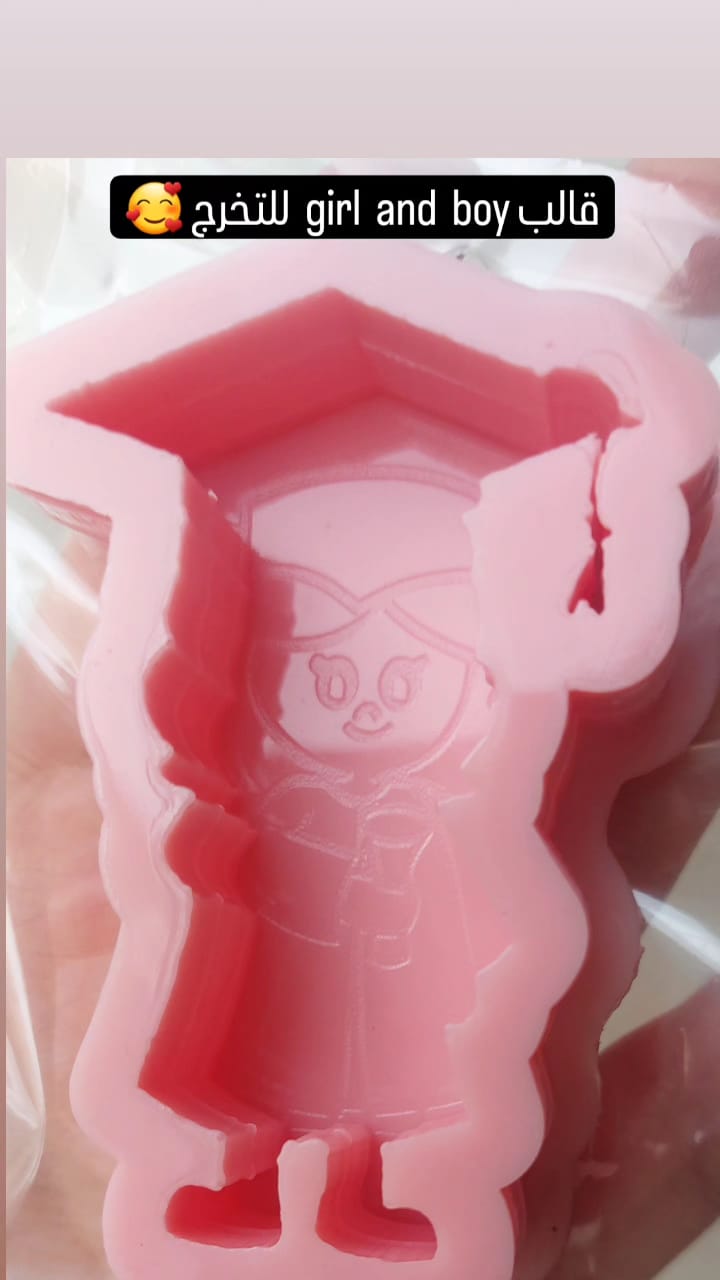 This silicone mold is designed for creating graduation-related art pieces and can be used for casting resin, wax, or ceramics. These molds are ideal for making personalized graduation party favors