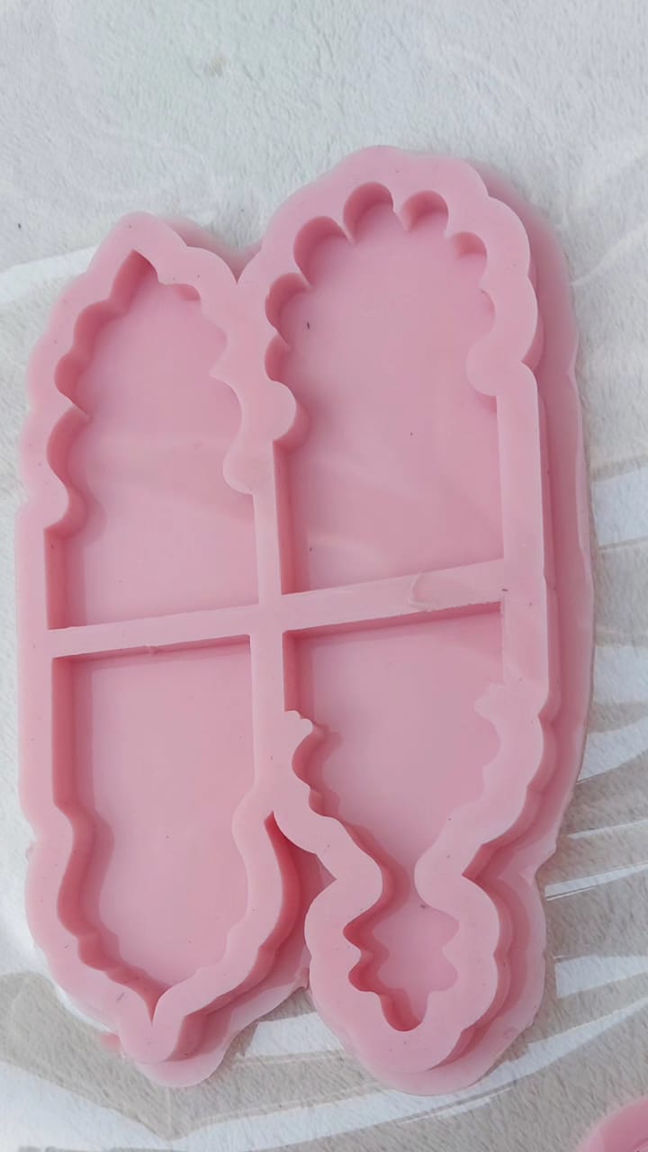A silicone mold used for casting resin, wax, or pottery, designed to create small and varied art pieces with oriental or Islamic decorative details. It is divided into four cavities of different shapes. size 6.5*4 cm