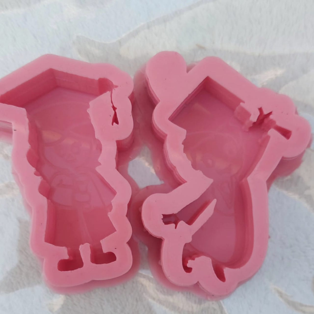 This silicone mold is designed for creating graduation-related art pieces and can be used for casting resin, wax, or ceramics. These molds are ideal for making personalized graduation party favors