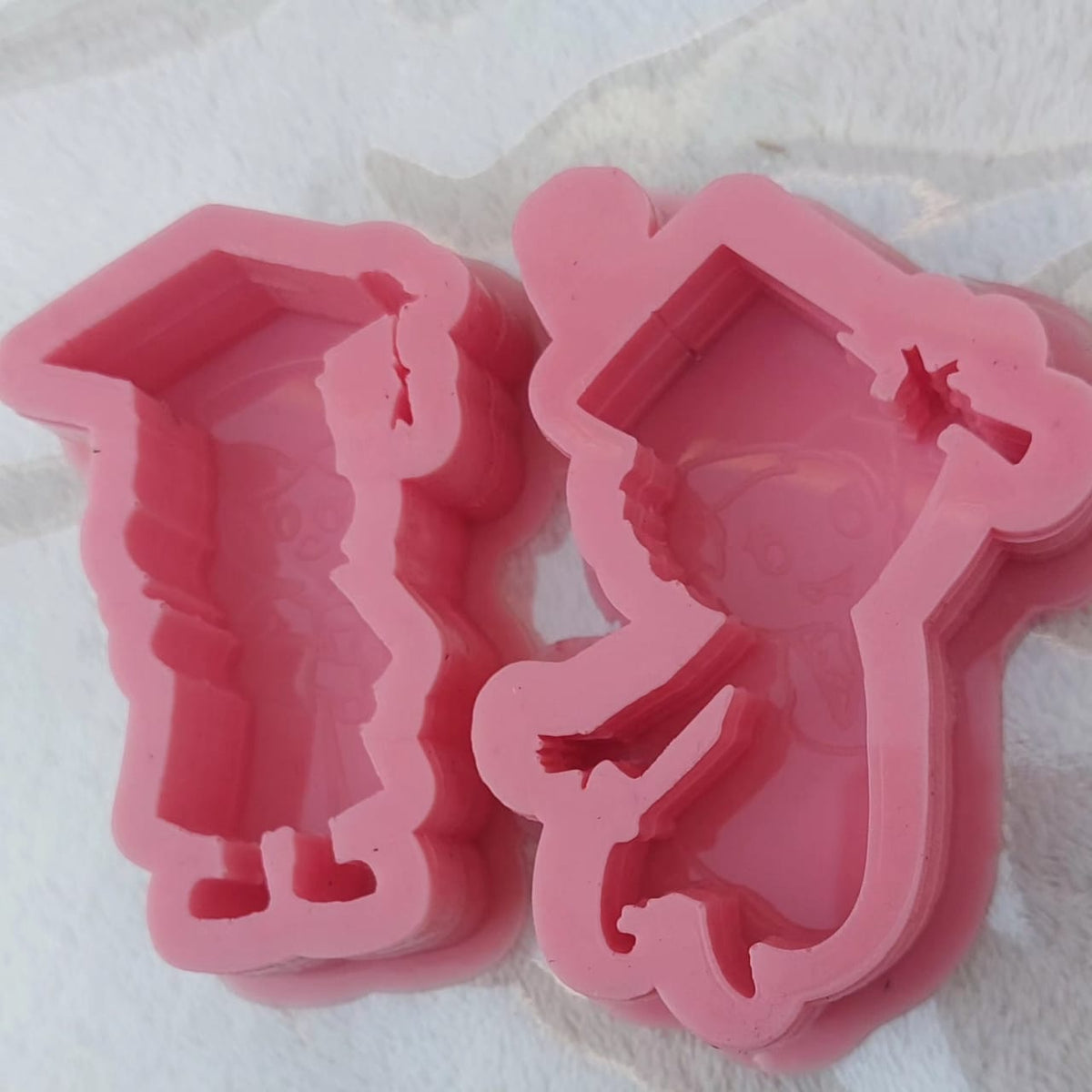 This silicone mold is designed for creating graduation-related art pieces and can be used for casting resin, wax, or ceramics. These molds are ideal for making personalized graduation party favors