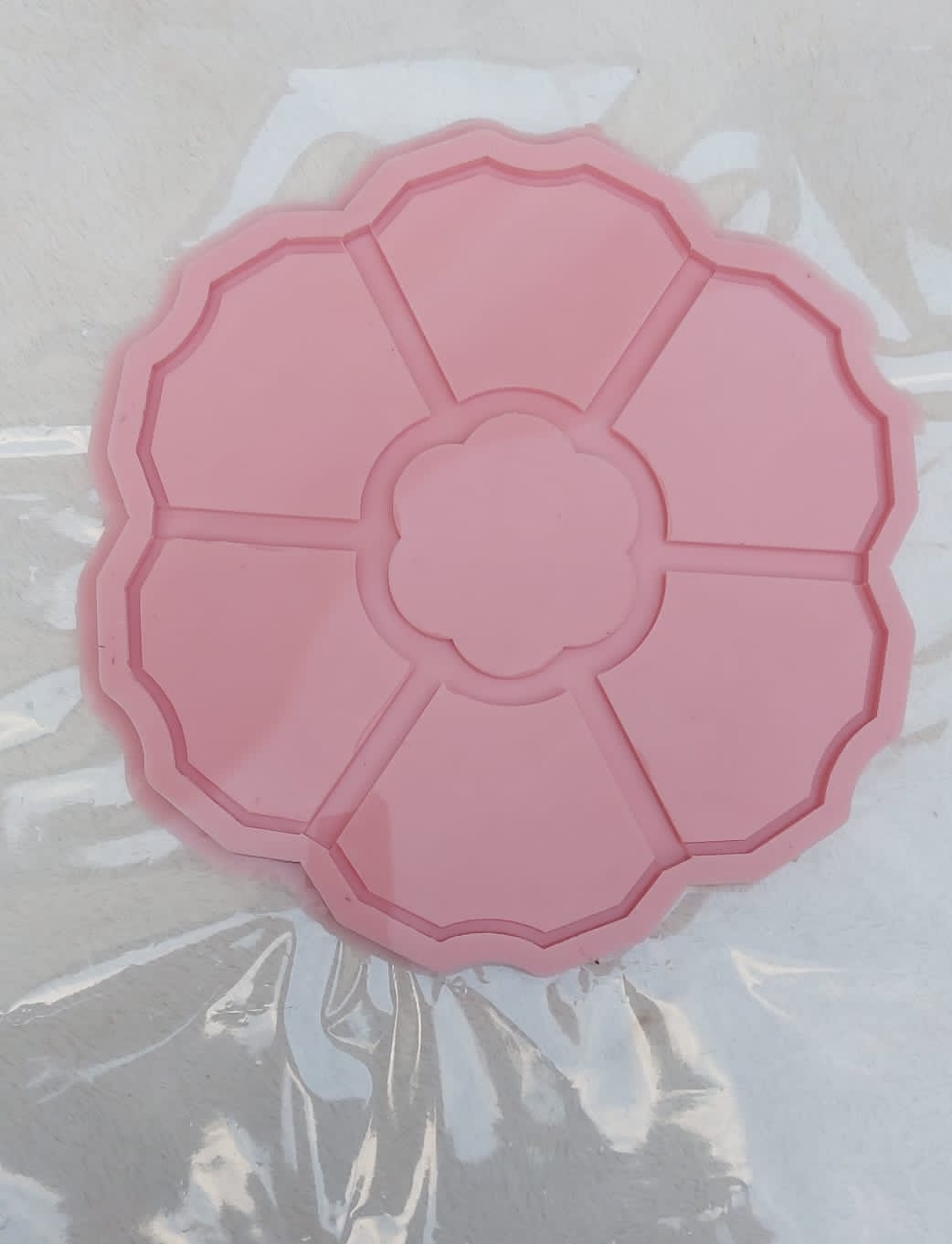 A silicone mold specially designed for artistic casting work such as resin, plaster, or pottery. The mold features a round shape decorated with curved edges resembling the petals of a blooming flower. Size: 30 cm