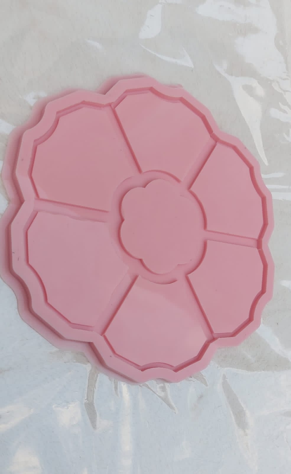 A silicone mold specially designed for artistic casting work such as resin, plaster, or pottery. The mold features a round shape decorated with curved edges resembling the petals of a blooming flower. Size: 30 cm