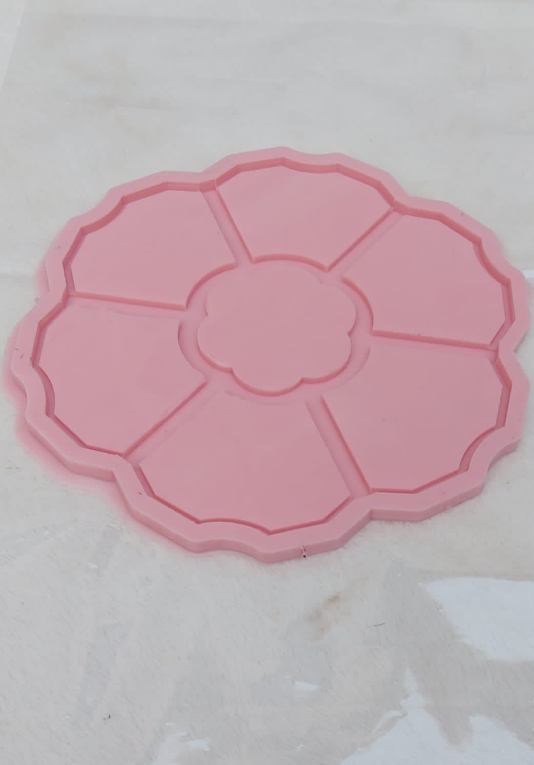 A silicone mold specially designed for artistic casting work such as resin, plaster, or pottery. The mold features a round shape decorated with curved edges resembling the petals of a blooming flower. Size: 30 cm