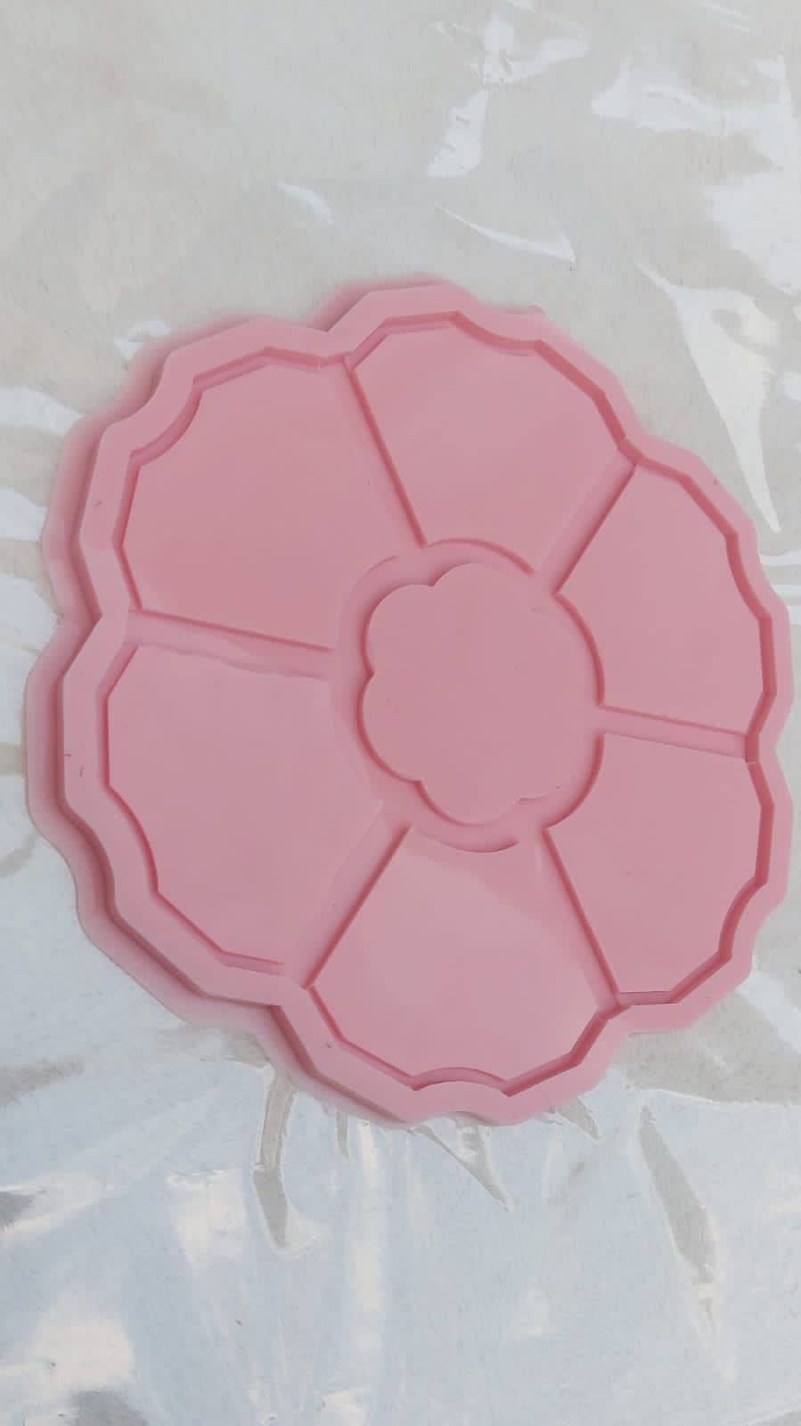 A silicone mold specially designed for artistic casting work such as resin, plaster, or pottery. The mold features a round shape decorated with curved edges resembling the petals of a blooming flower. Size: 30 cm