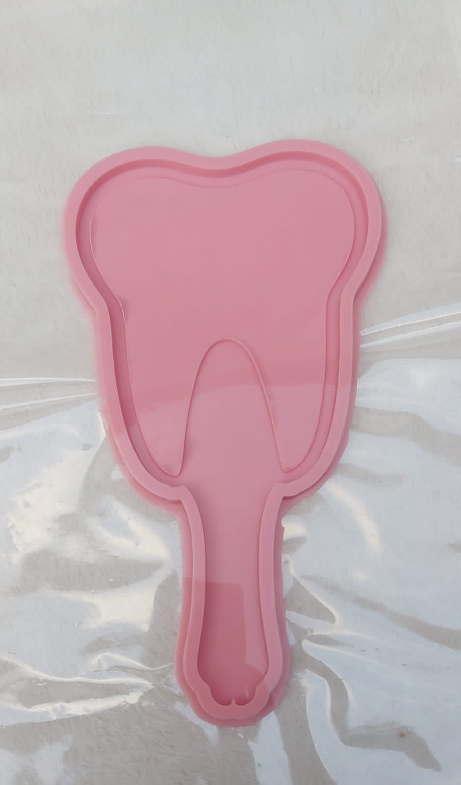 This silicone mold is designed in the shape of a classic hand mirror. Its tooth-shaped design makes it ideal for creating luxurious and personalized gifts or unique decorative pieces for a vanity table