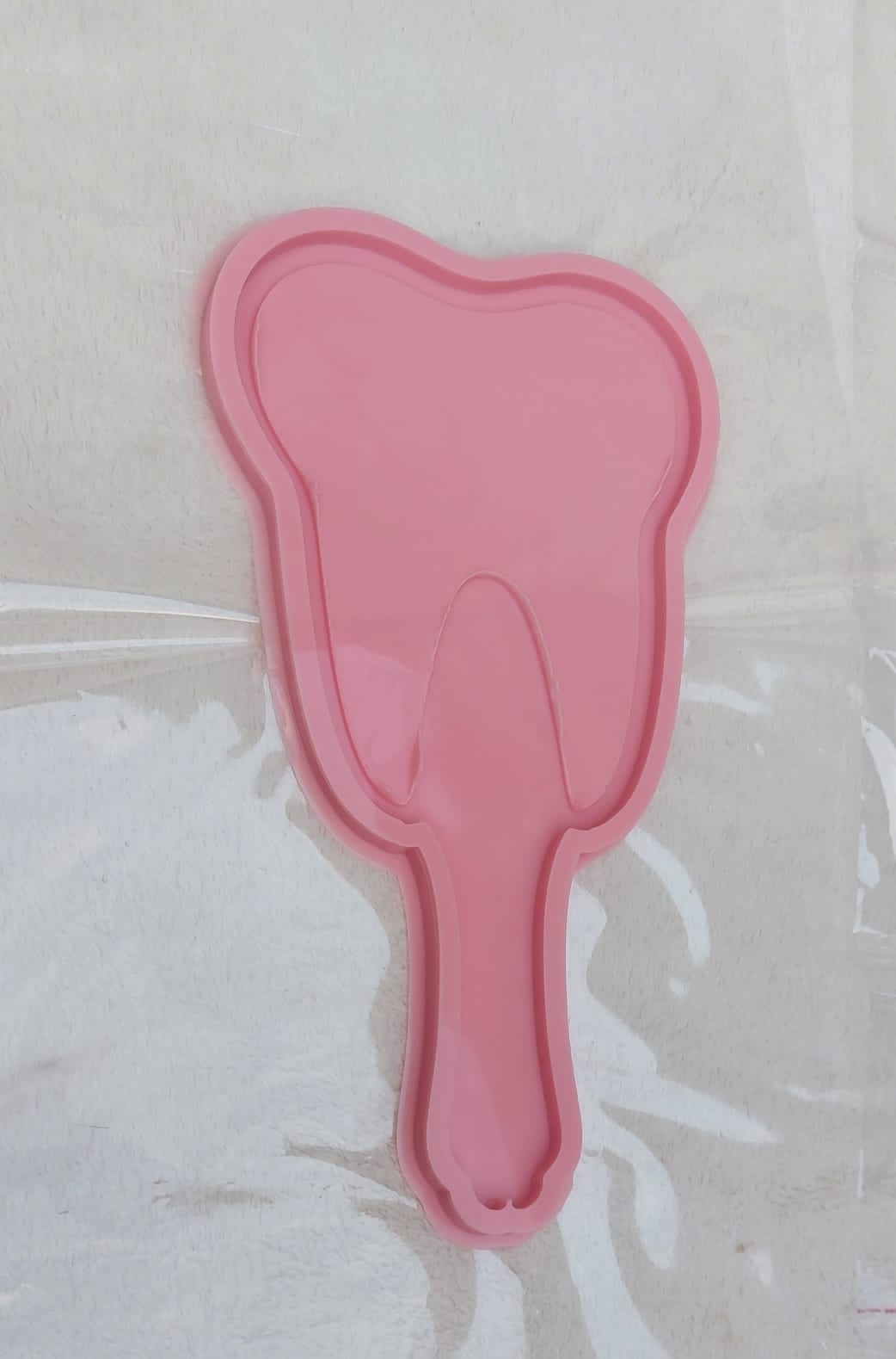 This silicone mold is designed in the shape of a classic hand mirror. Its tooth-shaped design makes it ideal for creating luxurious and personalized gifts or unique decorative pieces for a vanity table