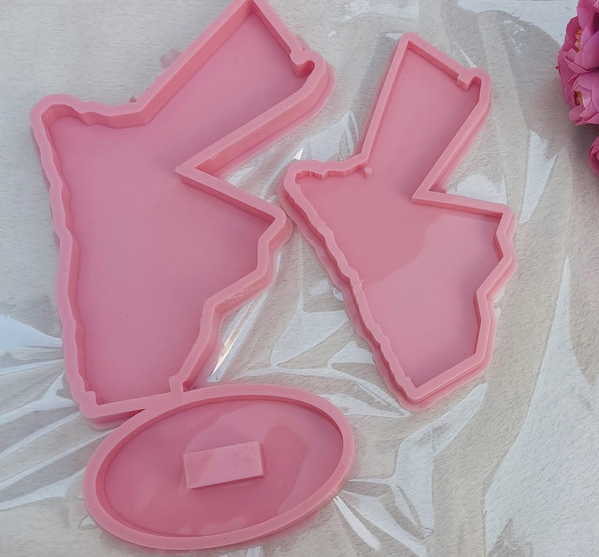 A silicone mold depicting the map of Jordan with its iconic wavy borders, showcasing intricate details of the borders and geographical angles. Available with or without a base. Suitable for casting resin, wax, or ceramic.