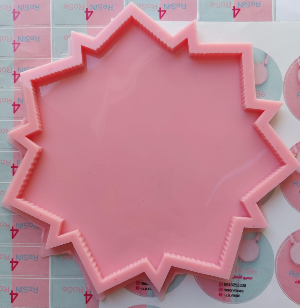 This silicone mold features a star-shaped or complex polygonal geometric design, with an outer frame composed of sharp, regular angles resembling an eight-pointed star or Islamic decorative patterns. Dimensions: 18 x 18 cm, Depth: 8 mm