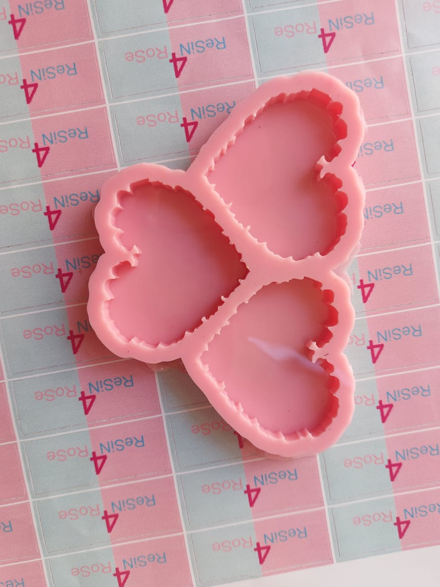 A silicone mold with three interconnected hearts featuring jagged, serrated edges. Used for casting resin, plaster, or wax. Size: 5*6 cm