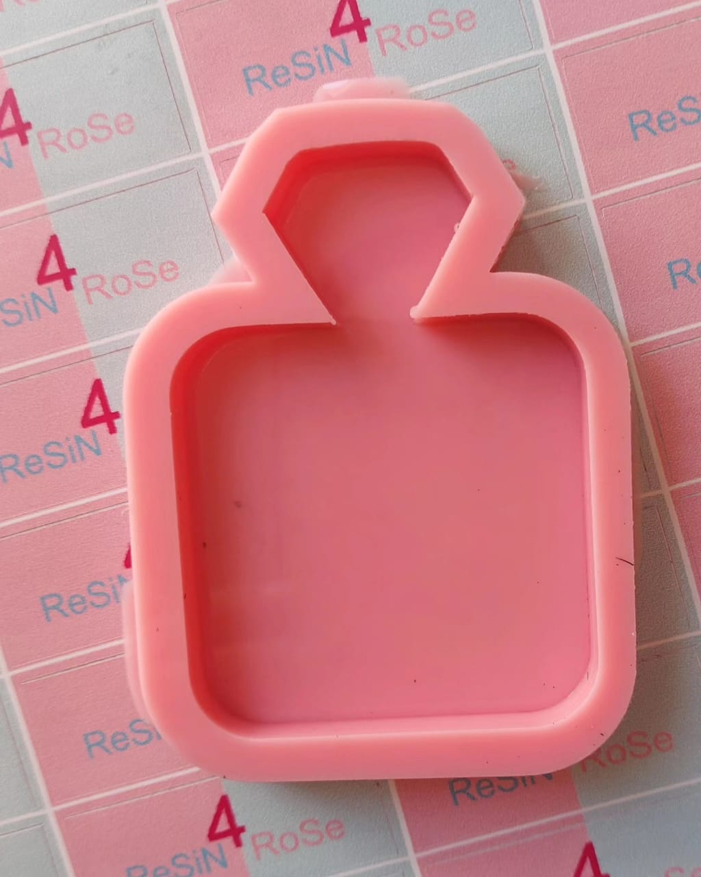 This large, flat, single-cavity silicone mold, designed in the shape of a classic perfume bottle, is perfect for making small, elegant coasters, large pendants, or decorative vanity pieces after casting with resin, wax, plaster, or ceramic