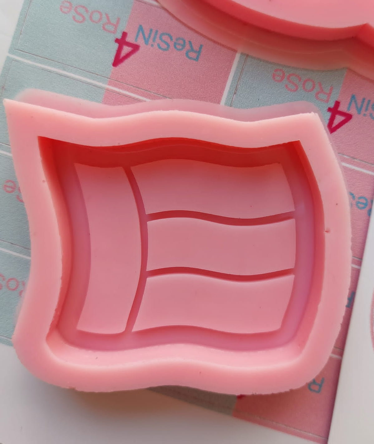 A silicone mold for creating national souvenirs or unique accessories. The mold depicts   flag in detail. Suitable for arts and crafts such as resin, polymer clay, pottery, or plaster. Size: 6*5 cm
