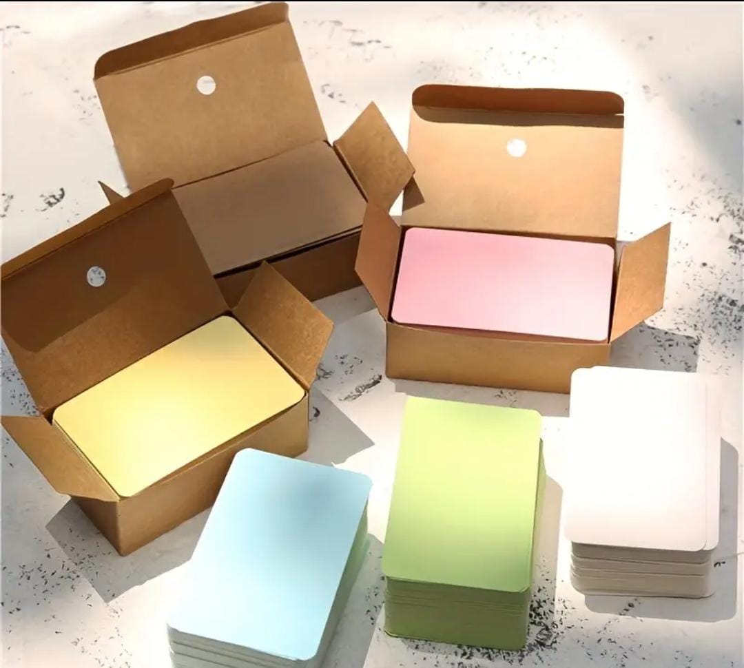 Thick, colorful paper cards with smooth, rounded corners. They have a natural and elegant look and can be used as thank-you cards for customers, product care instructions, or for writing dedications and personal messages