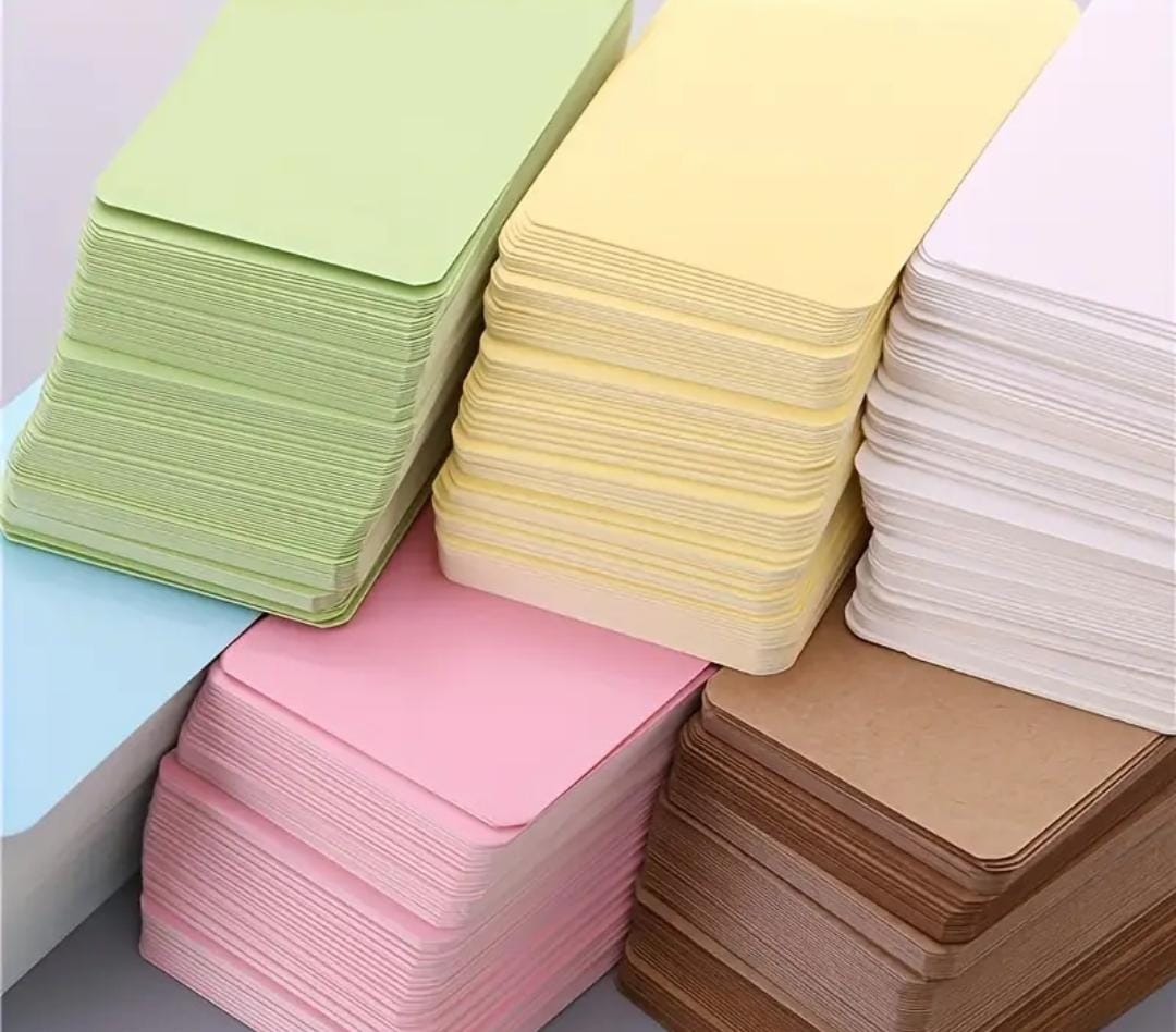 Thick, colorful paper cards with smooth, rounded corners. They have a natural and elegant look and can be used as thank-you cards for customers, product care instructions, or for writing dedications and personal messages