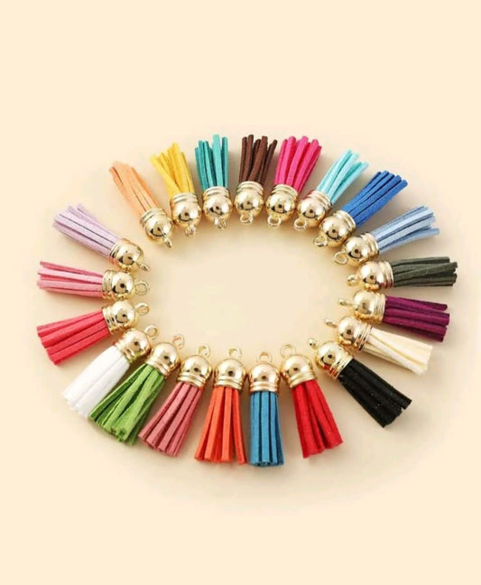 Ready-made keychain rings and bases with chains: These pieces are used as an essential final step in transforming resin pendants, polymer clay figures, or acrylic shapes into ready-to-use keychains