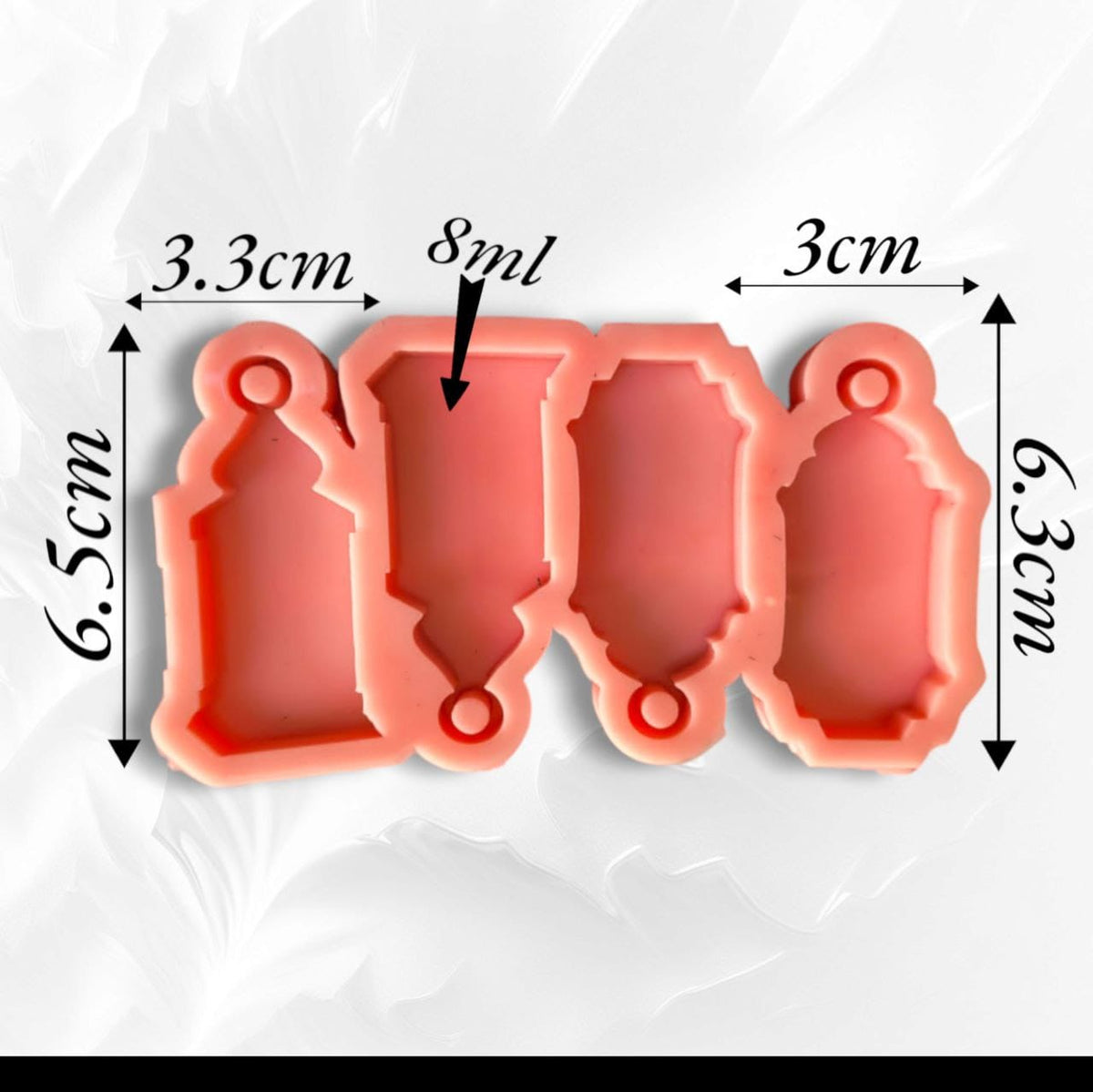 This silicone mold, which can be used with resin, plaster, or wax, is designed to create Ramadan lantern shapes in various designs. It can be used to make unique Ramadan decorations, keychains, or party favors