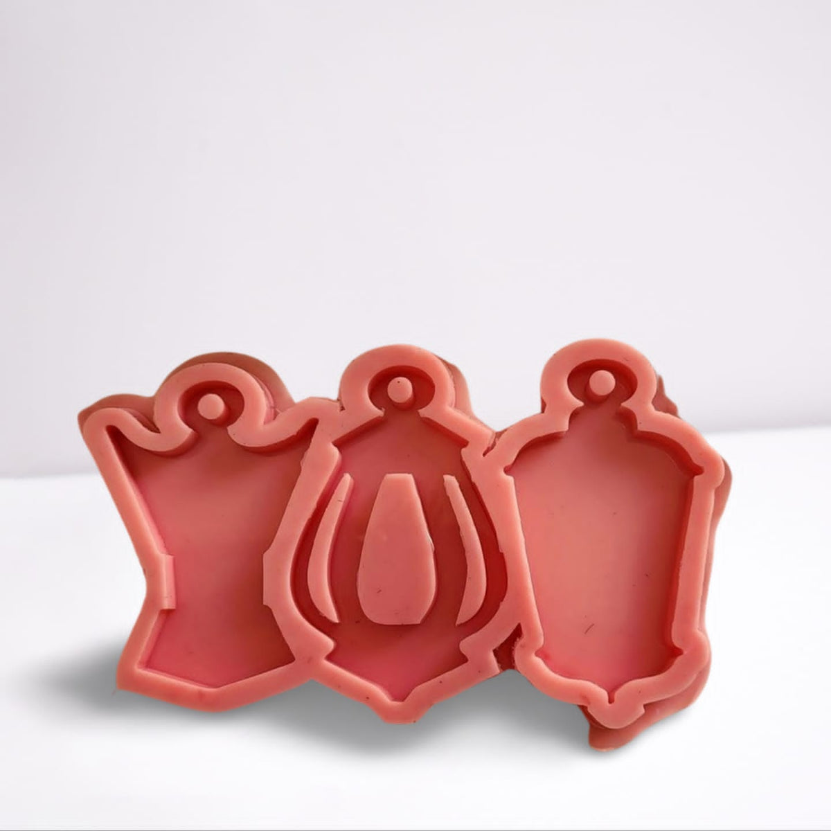 A silicone mold designed to create Ramadan lantern shapes in various designs. It can be used to make unique Ramadan decorations, keychains, or party favors, and can also be used with resin, plaster, or wax