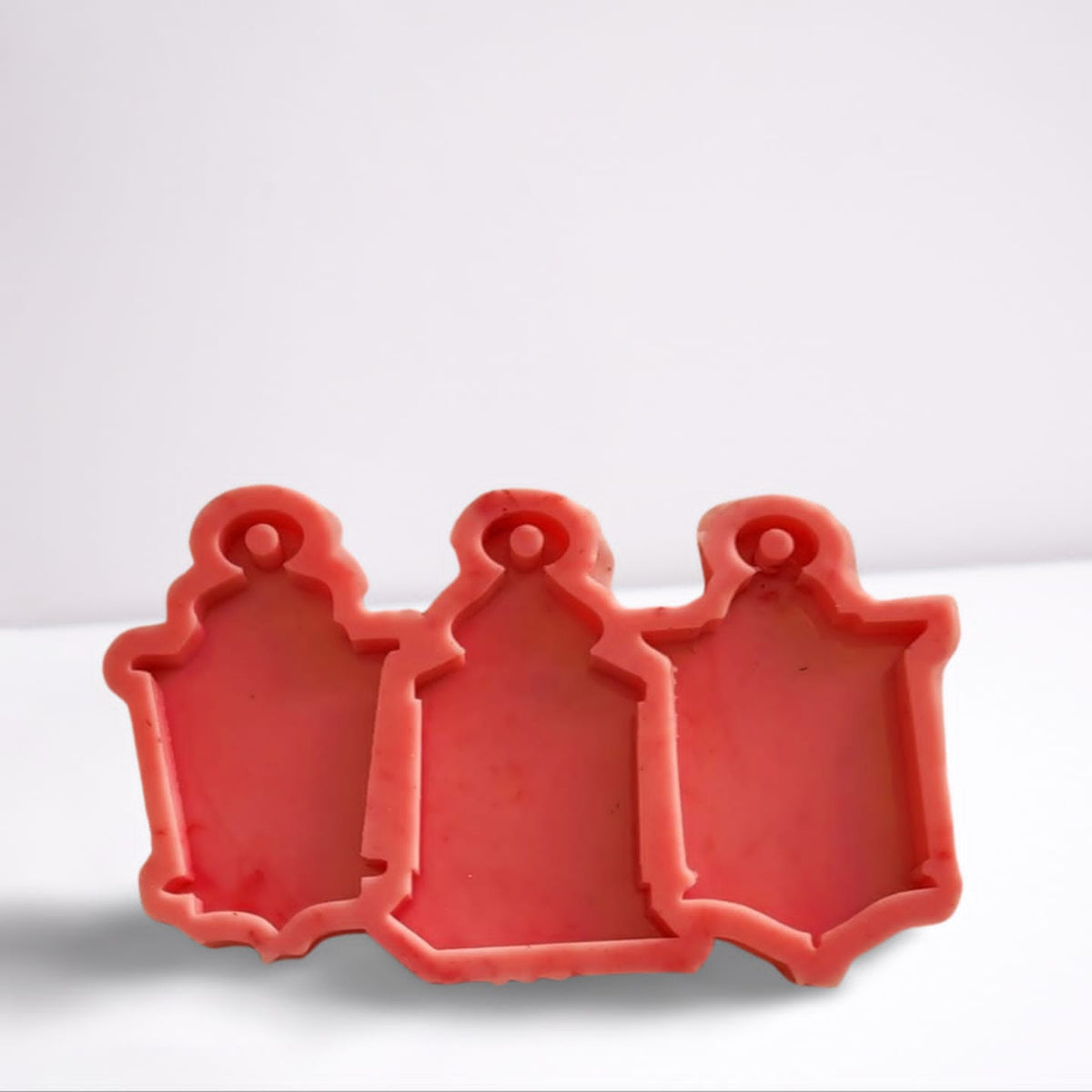 A silicone mold designed to create Ramadan lantern shapes in various designs. It can be used to make unique Ramadan decorations, keychains, or party favors, and can also be used with resin, plaster, or wax