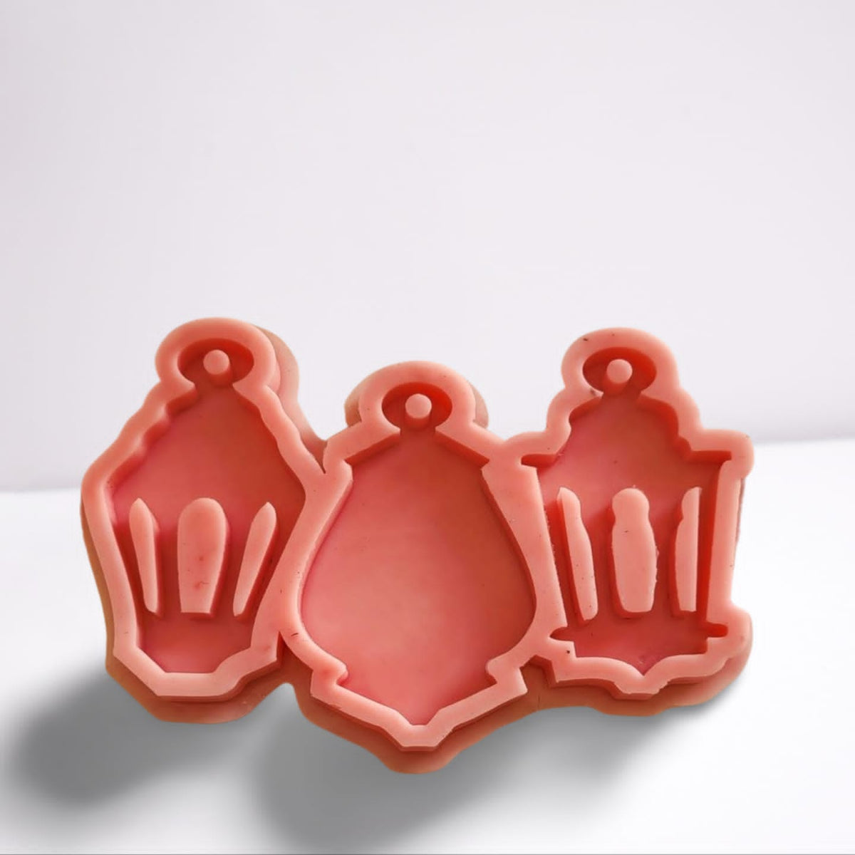 A silicone mold designed to create Ramadan lantern shapes in various designs. It can be used to make unique Ramadan decorations, keychains, or party favors, and can also be used with resin, plaster, or wax