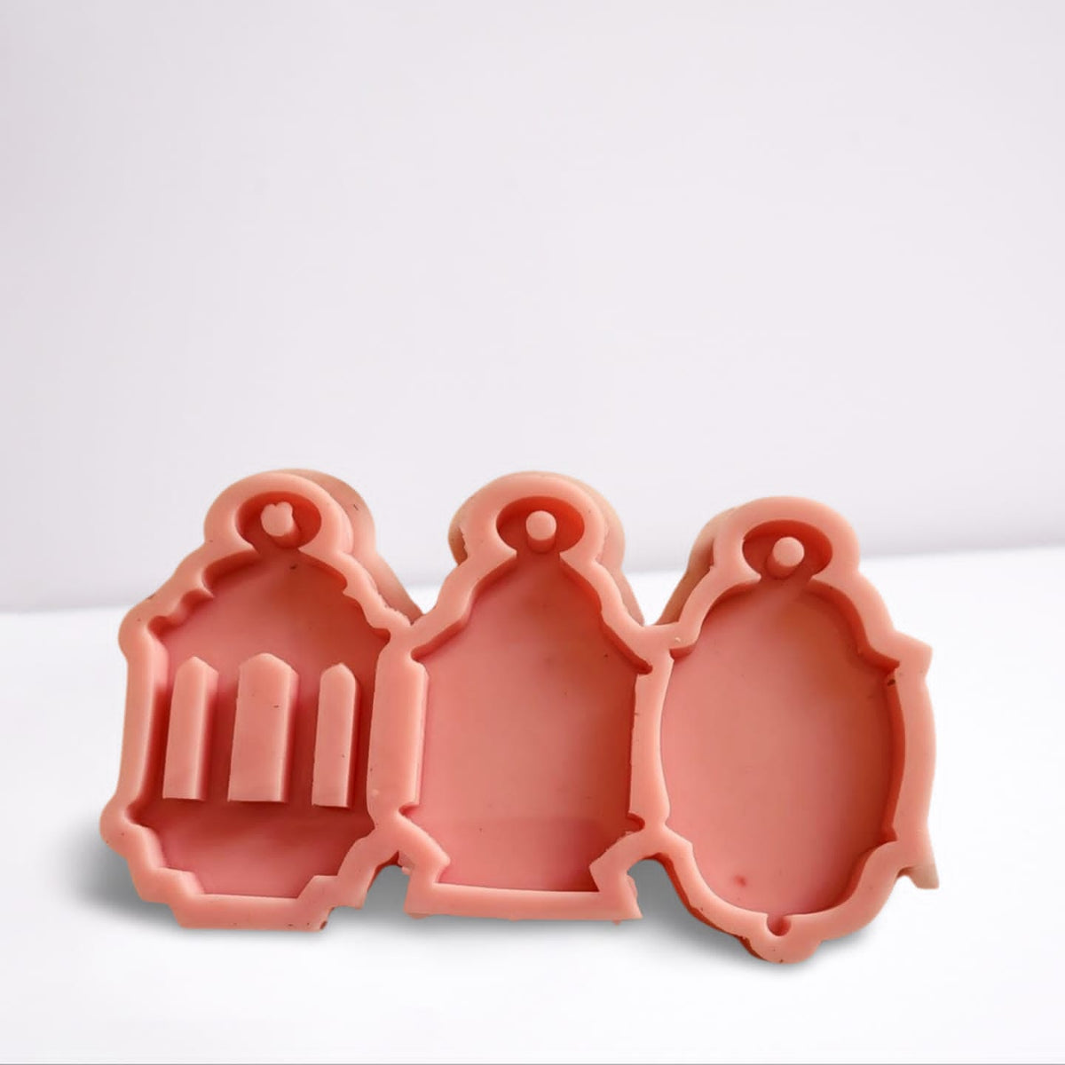 A silicone mold designed to create Ramadan lantern shapes in various designs. It can be used to make unique Ramadan decorations, keychains, or party favors, and can also be used with resin, plaster, or wax
