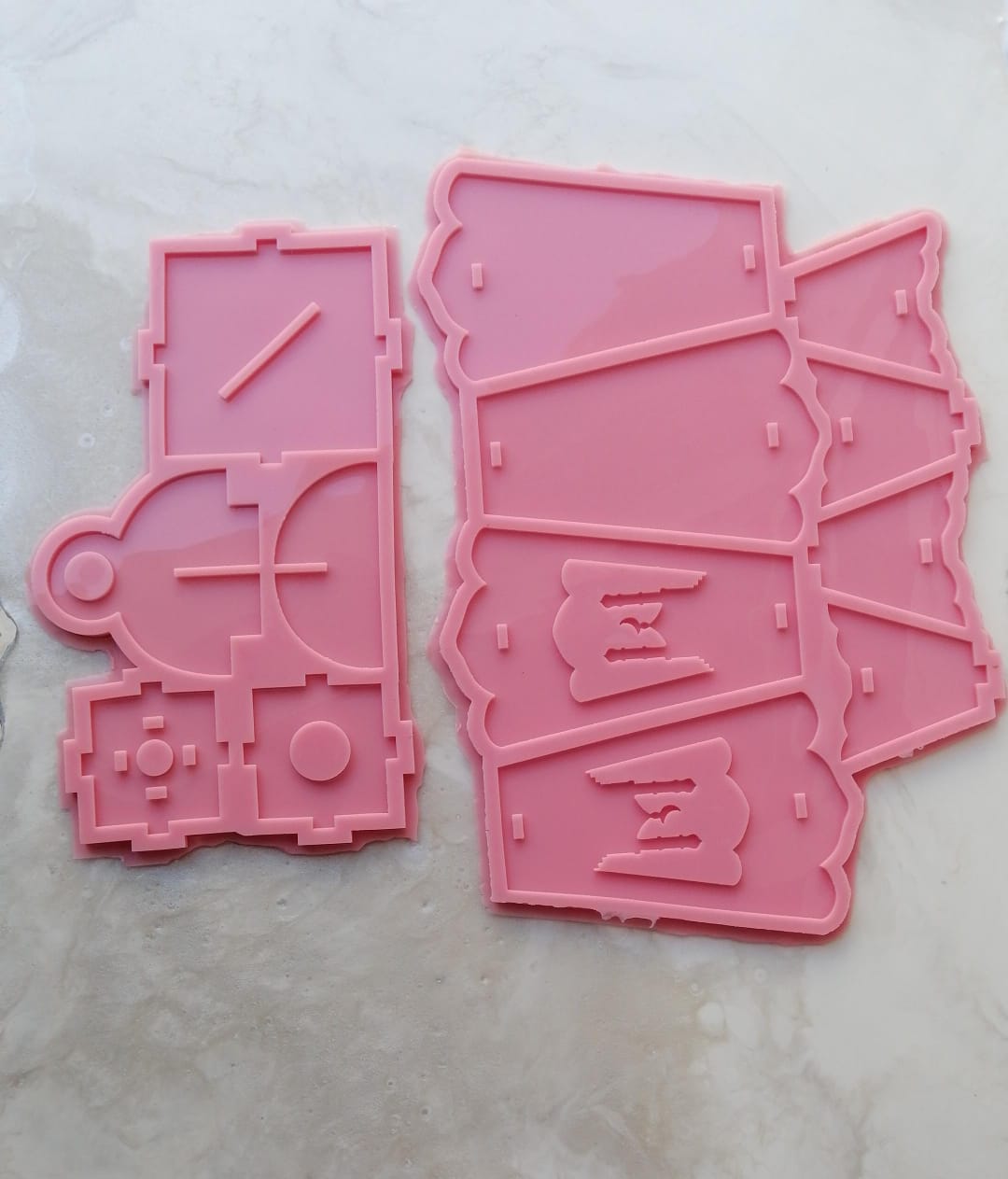 This Ramadan lantern-shaped silicone mold, designed in a geometric style using interlocking pieces, is ideal as a modern Ramadan decoration, as it can accommodate small LED lights Available in 3 different sizes