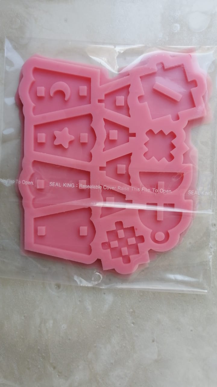 This Ramadan lantern-shaped silicone mold, designed in a geometric style using interlocking pieces, is ideal as a modern Ramadan decoration, as it can accommodate small LED lights Available in two different sizes