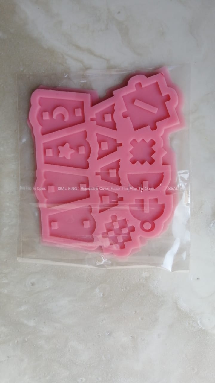 This Ramadan lantern-shaped silicone mold, designed in a geometric style using interlocking pieces, is ideal as a modern Ramadan decoration, as it can accommodate small LED lights Available in two different sizes