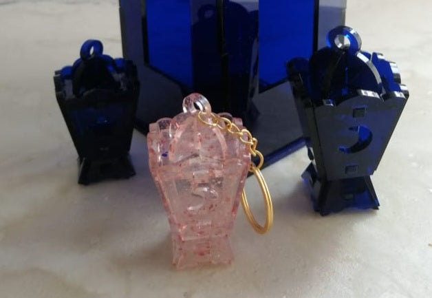 This Ramadan lantern-shaped silicone mold, designed in a geometric style using interlocking pieces, is ideal as a modern Ramadan decoration, as it can accommodate small LED lights Available in two different sizes