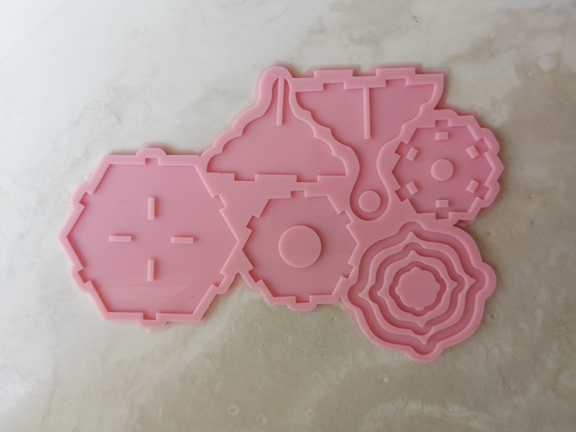 This Ramadan lantern-shaped silicone mold, designed in a geometric style using interlocking pieces, is ideal as a modern Ramadan decoration, as it can accommodate small LED lights