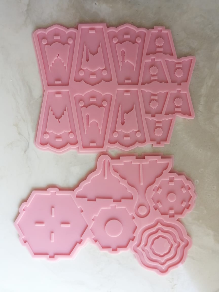 This Ramadan lantern-shaped silicone mold, designed in a geometric style using interlocking pieces, is ideal as a modern Ramadan decoration, as it can accommodate small LED lights
