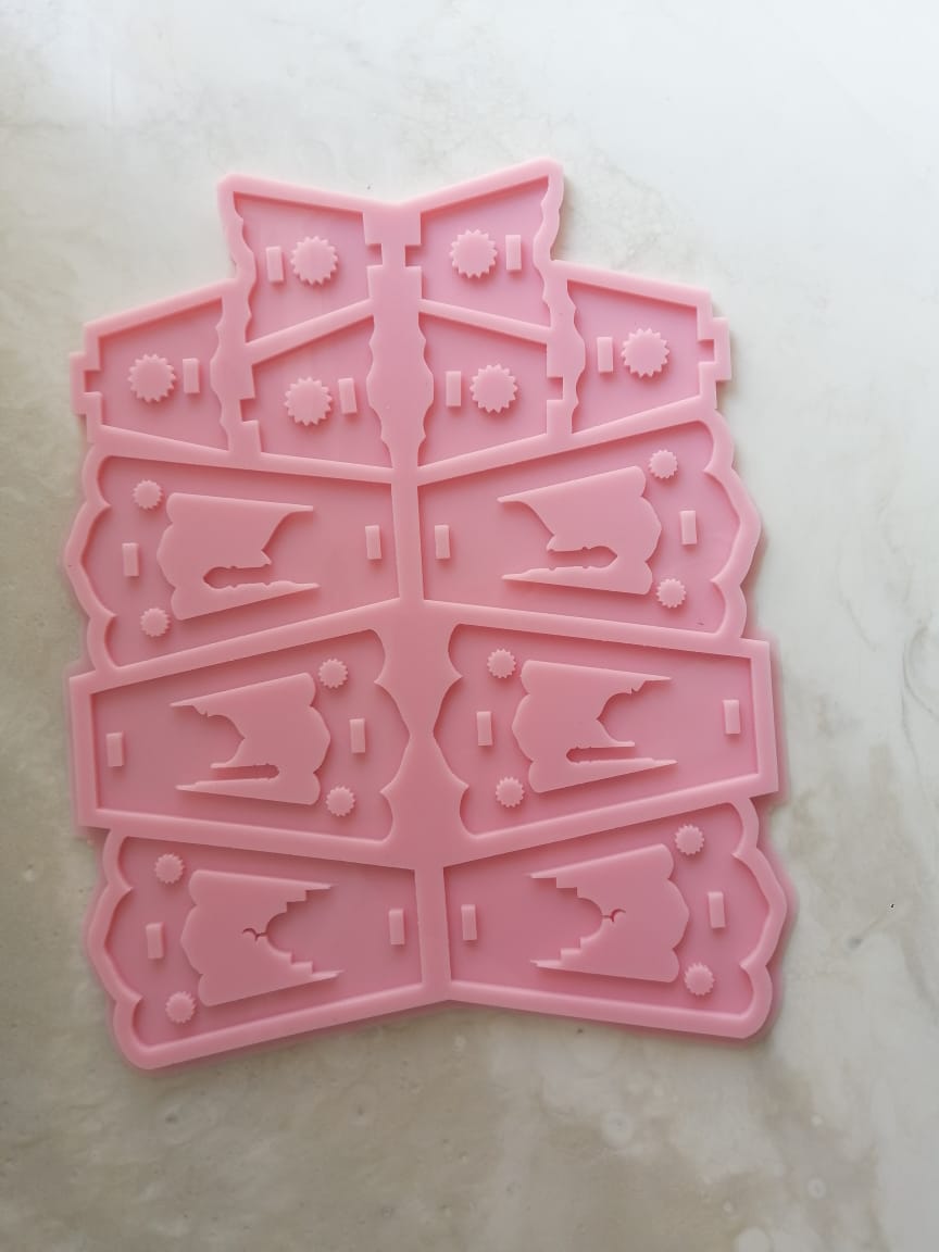 This Ramadan lantern-shaped silicone mold, designed in a geometric style using interlocking pieces, is ideal as a modern Ramadan decoration, as it can accommodate small LED lights