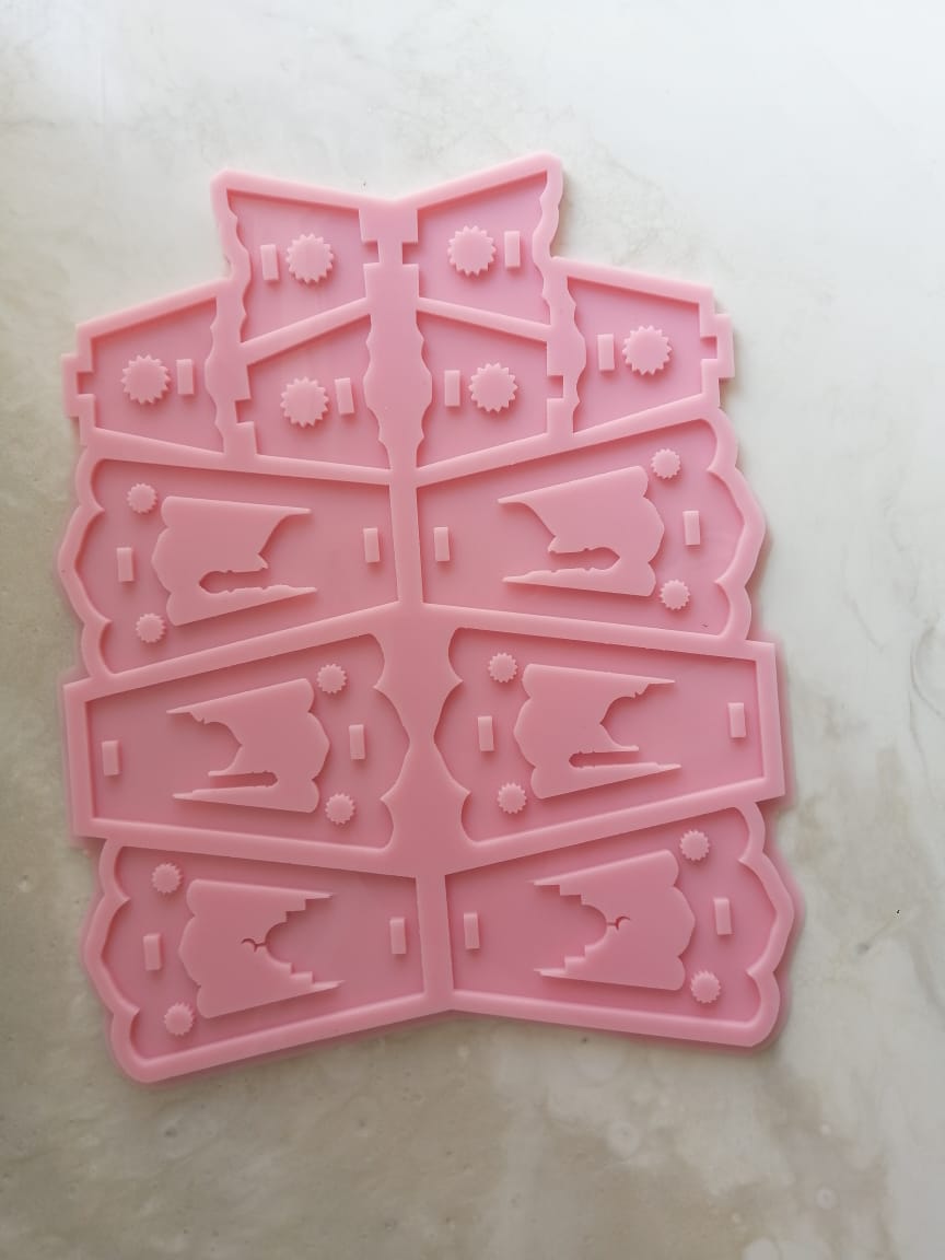 This Ramadan lantern-shaped silicone mold, designed in a geometric style using interlocking pieces, is ideal as a modern Ramadan decoration, as it can accommodate small LED lights