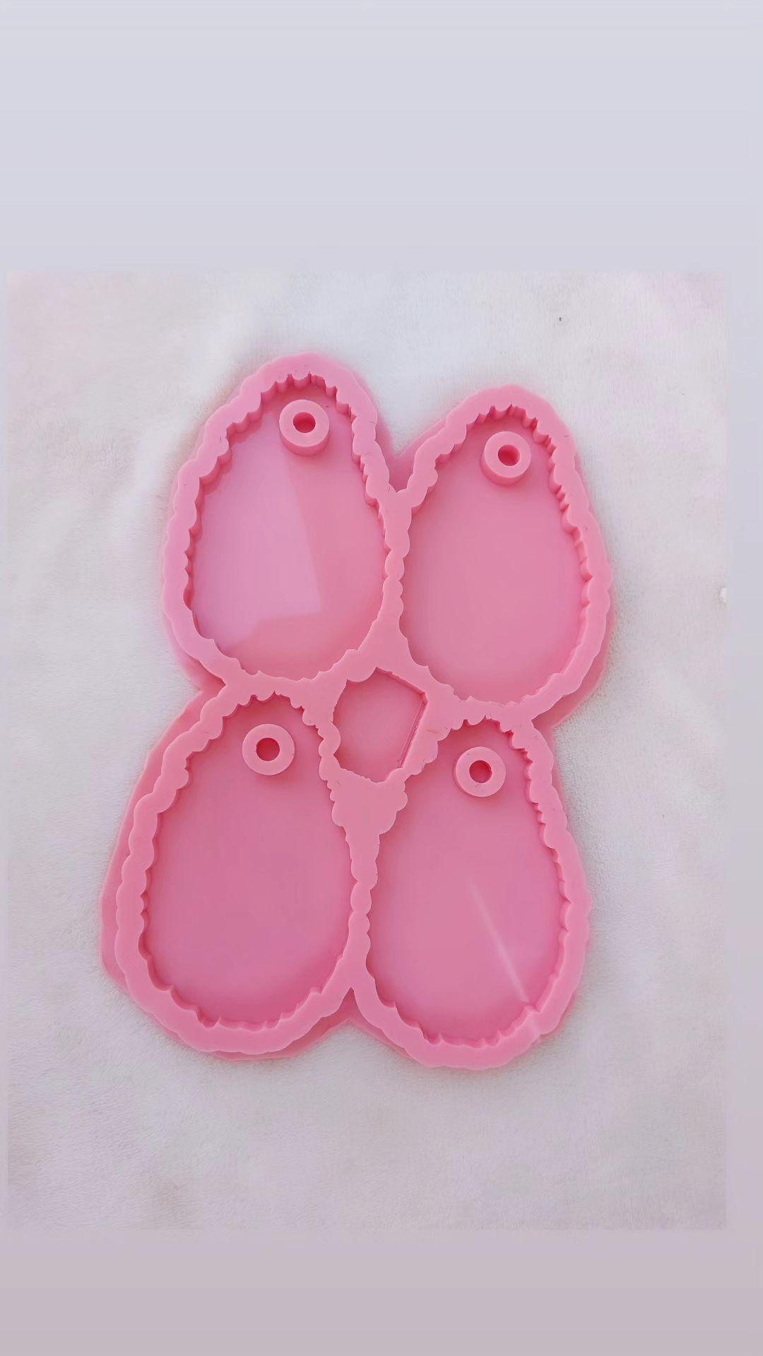 A silicone mold with four cavities that take the shape of a "teardrop" or "pear". This mold is ideal for making creative pendants, small decorative pieces, or even parts of trendy home accessories. size 12.5*8cm