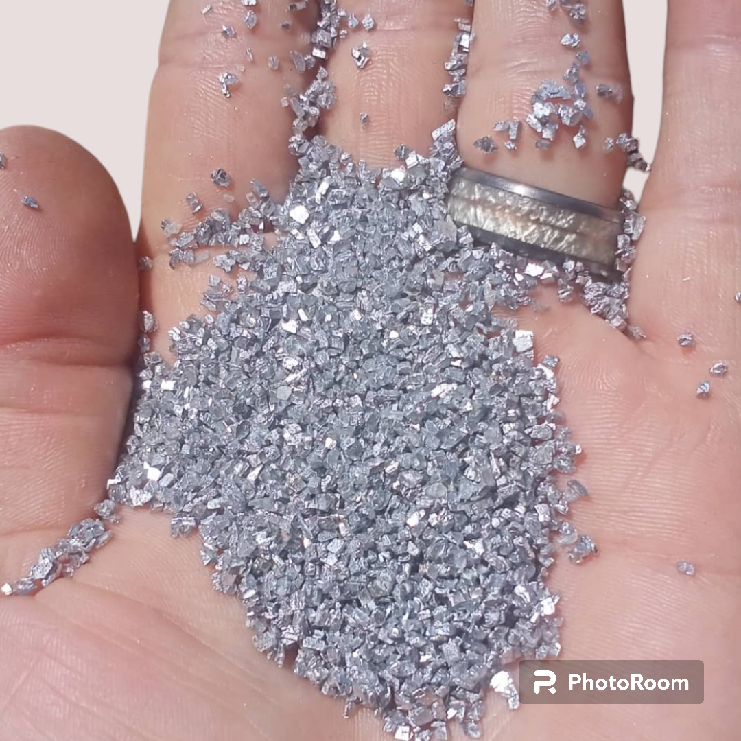 الحجارة والزجاج المكسور