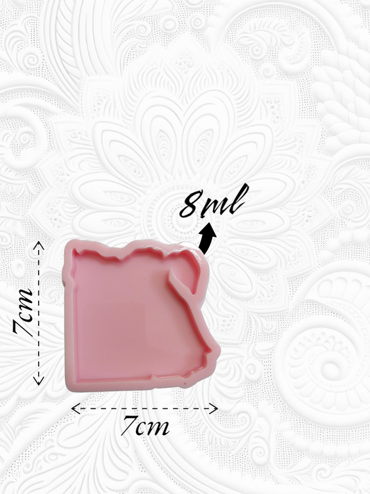 A silicone mold designed in the shape of a map of the Arab Republic of Egypt with its clearly defined geographical borders, suitable for casting resin, plaster, polymer clay, or ceramic. Dimensions: 7*7 cm