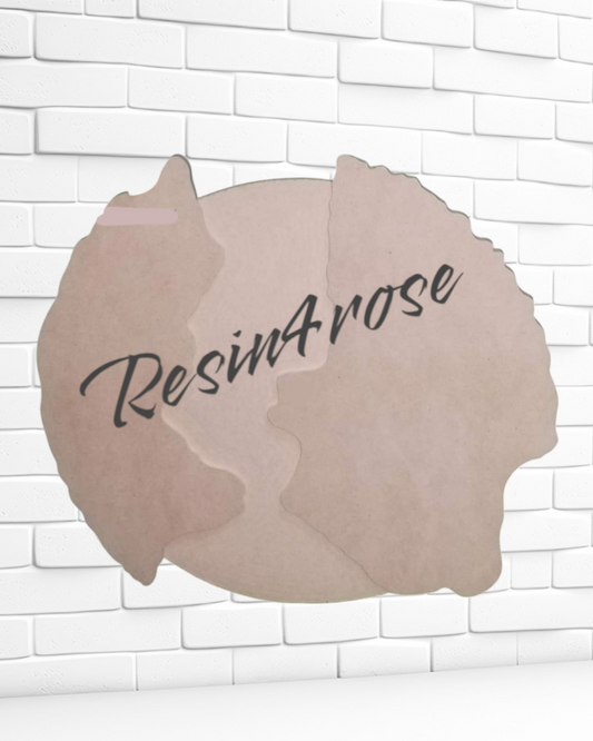An innovative wooden base that combines in its design the regular circular shape and random natural lines, and is intended for artistic and craft projects.
