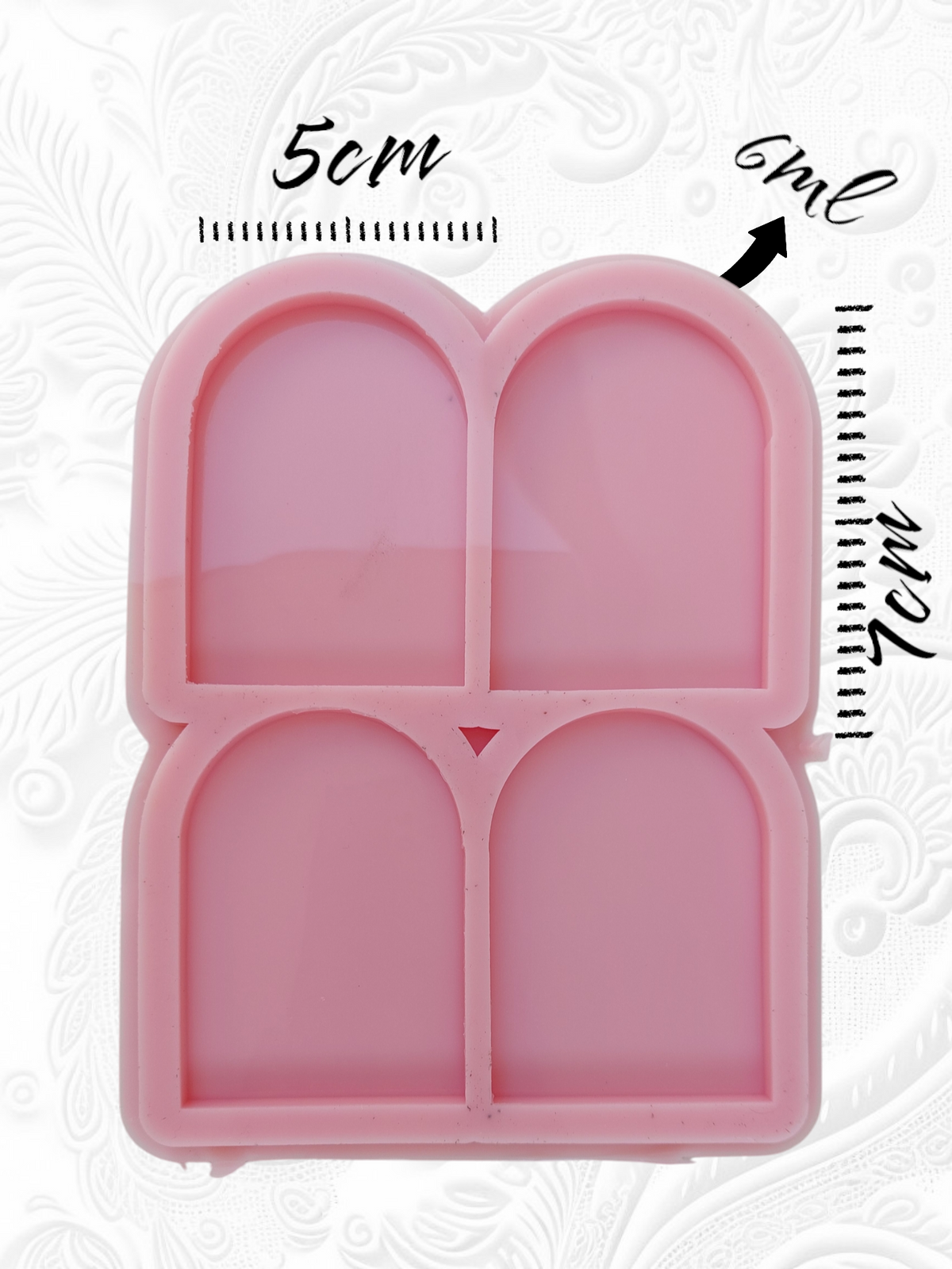 This silicone mold contains four identical cavities in size and shape.  Each cavity takes the form of an "arch" or "niche," featuring a straight base and vertical sides that culminate in a semi-circular curve at the top. Dimensions: 5 x 7 mm, Depth: 6 mm