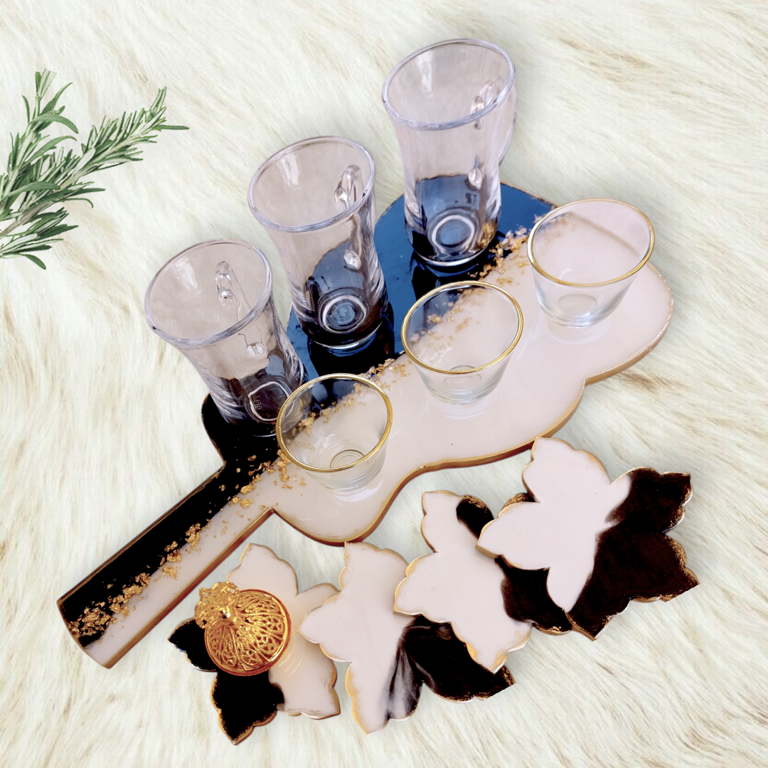 A silicone mold used for resin, wax, or pottery, designed in the shape of a guitar, has a prominent outer edge and an inner cavity, emphasizing its nature as a casting mold The mold is 40 cm long and 8 mm deep.